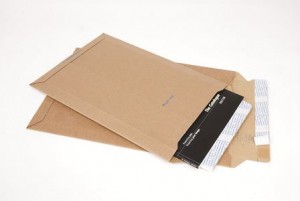 Rigid corrugated envelopes